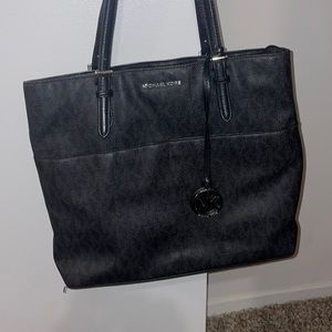 Super cute black Michael kors tote bag